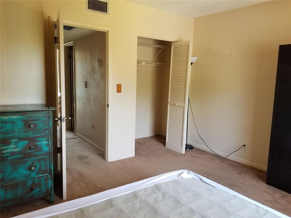 Recently Rented: $2,200 (2 beds, 1 baths, 979 Square Feet)