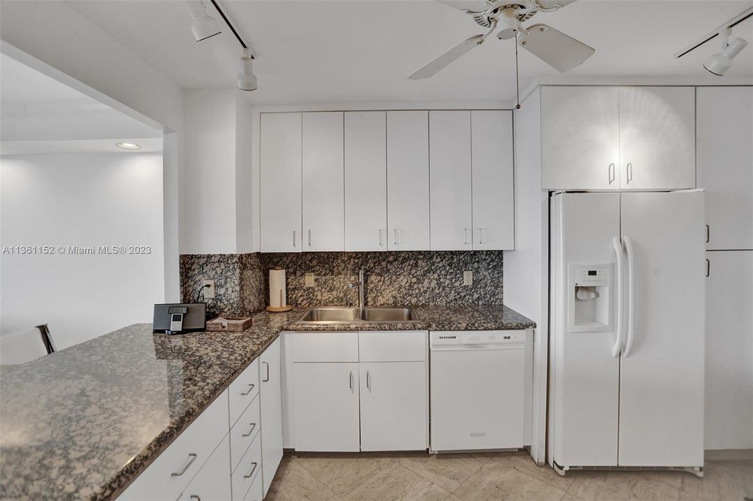 Recently Sold: $1,595,000 (2 beds, 2 baths, 1642 Square Feet)