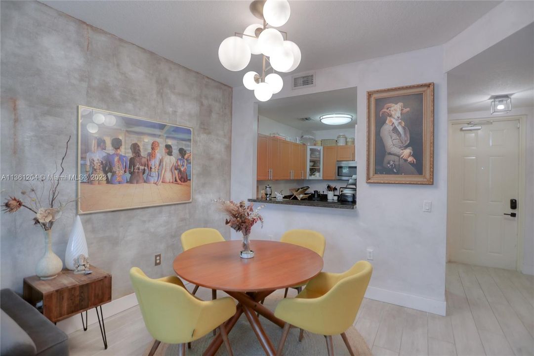 Recently Sold: $455,000 (2 beds, 2 baths, 945 Square Feet)