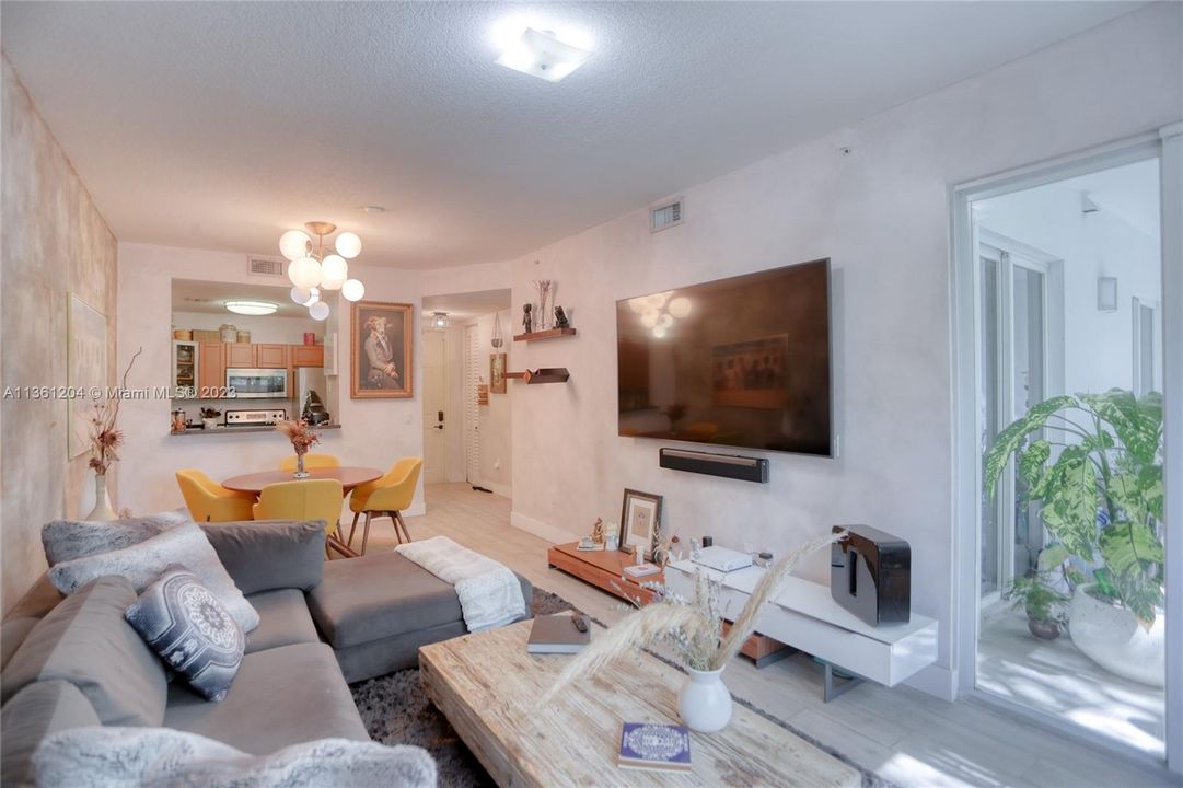 Recently Sold: $455,000 (2 beds, 2 baths, 945 Square Feet)