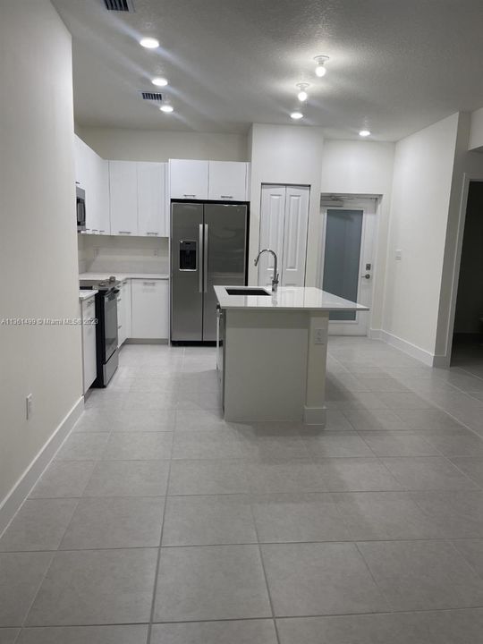 Recently Rented: $3,000 (2 beds, 2 baths, 1171 Square Feet)