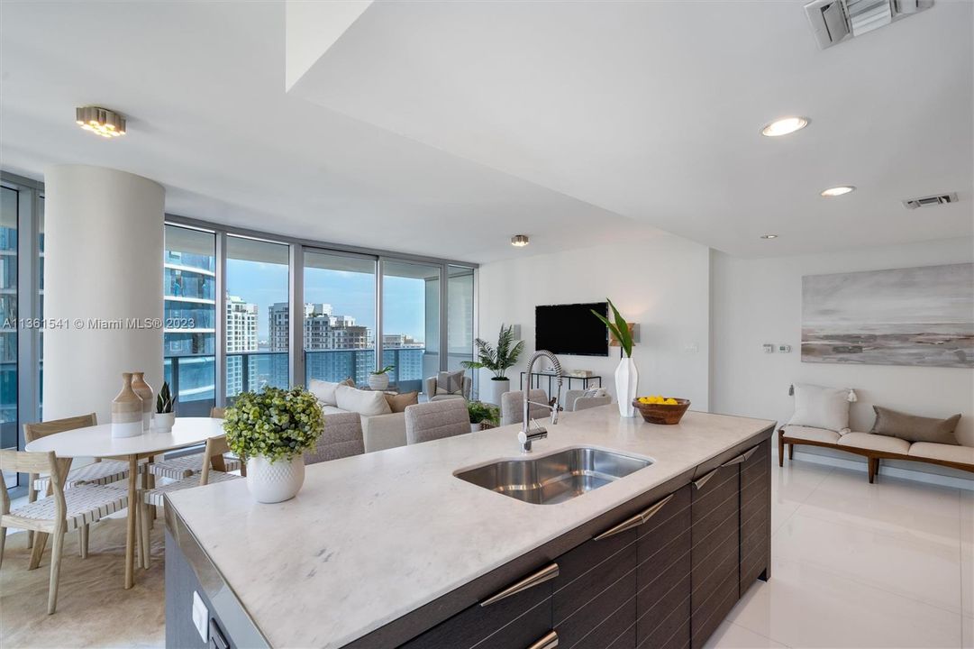 Recently Sold: $990,000 (2 beds, 2 baths, 1539 Square Feet)
