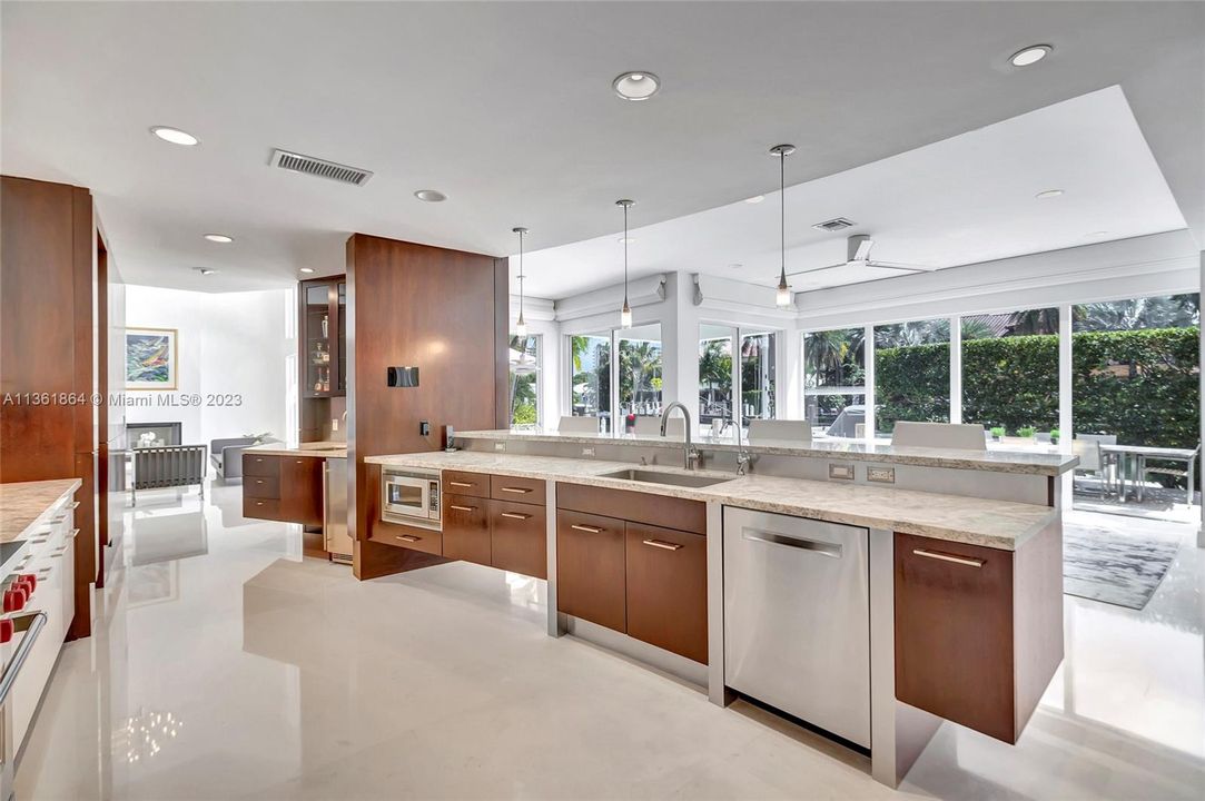 Recently Sold: $4,795,000 (5 beds, 6 baths, 4704 Square Feet)