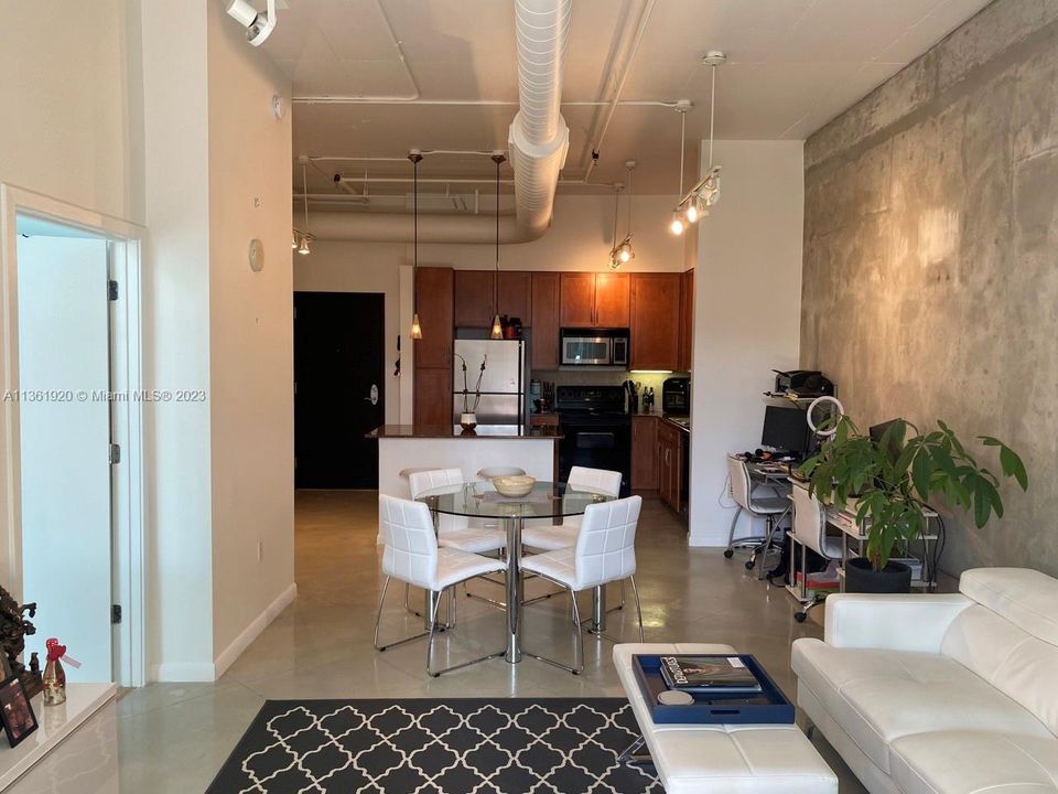 Recently Sold: $365,000 (1 beds, 1 baths, 723 Square Feet)