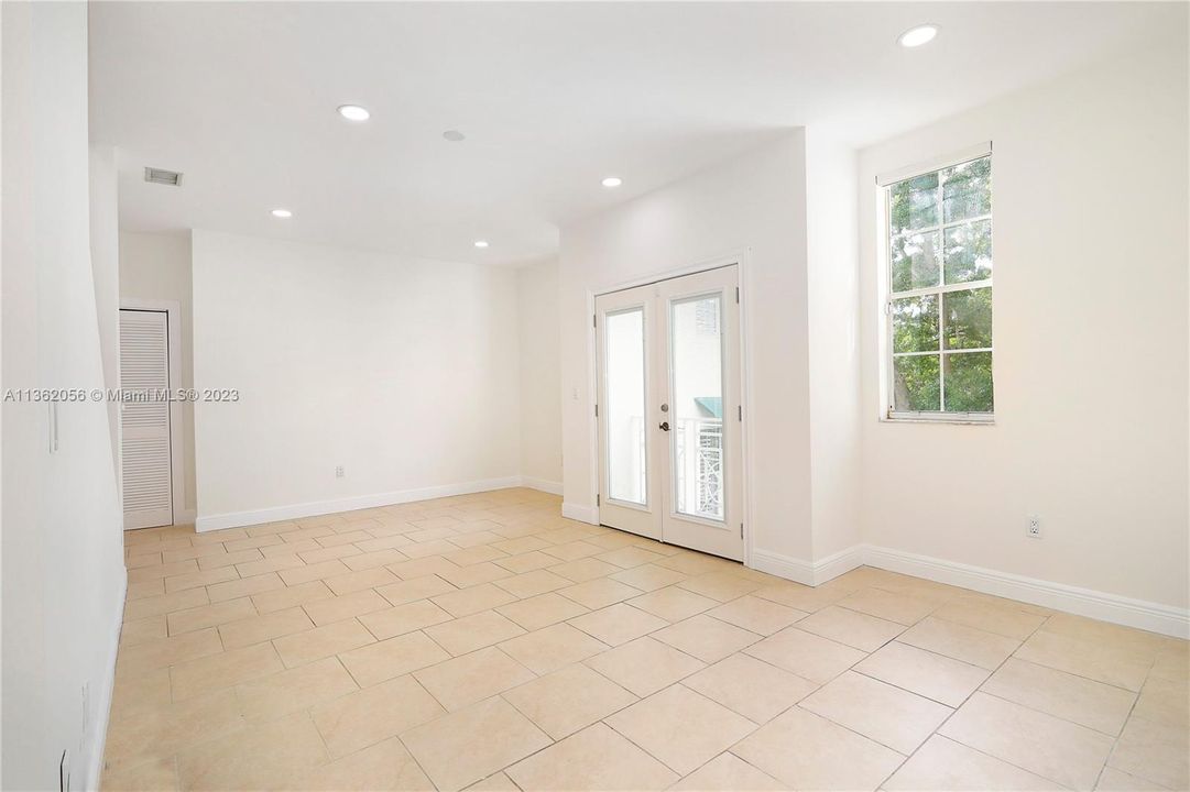 Vendido Recientemente: $550,000 (2 camas, 2 baños, 1550 Pies cuadrados)