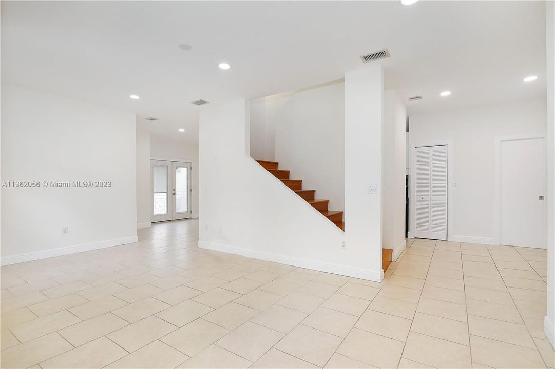 Vendido Recientemente: $550,000 (2 camas, 2 baños, 1550 Pies cuadrados)