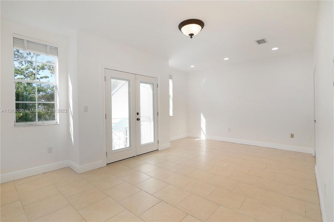 Vendido Recientemente: $550,000 (2 camas, 2 baños, 1550 Pies cuadrados)