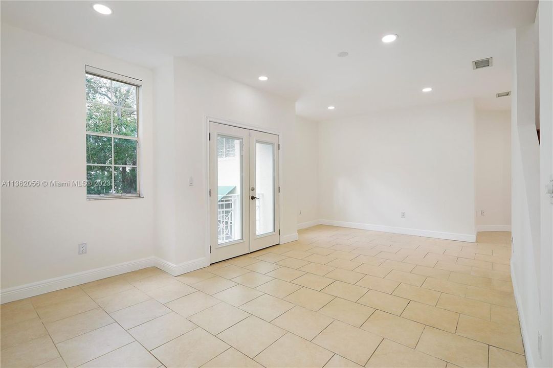 Vendido Recientemente: $550,000 (2 camas, 2 baños, 1550 Pies cuadrados)