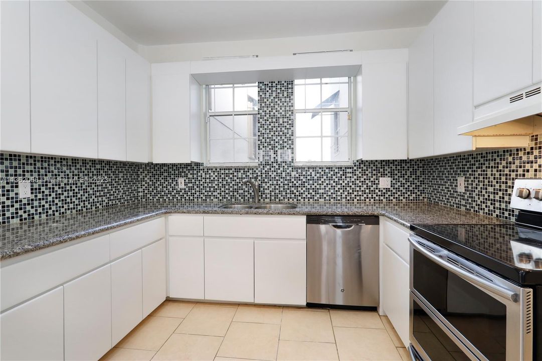 Vendido Recientemente: $550,000 (2 camas, 2 baños, 1550 Pies cuadrados)