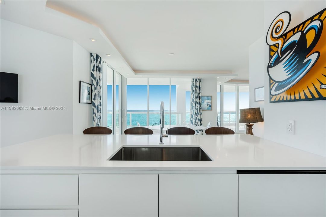 Недавно продано: $4,250,000 (3 спален, 3 ванн, 1980 Квадратных фут)