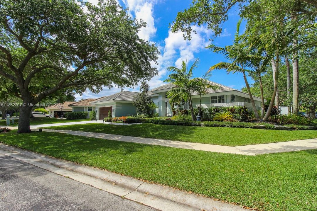 Recently Sold: $1,095,000 (3 beds, 2 baths, 2523 Square Feet)