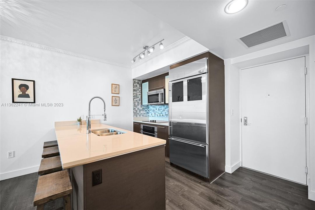 Recently Sold: $456,000 (1 beds, 1 baths, 738 Square Feet)