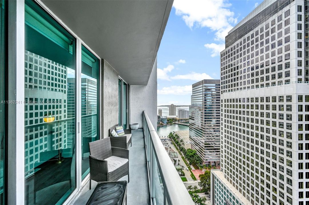 Recently Sold: $456,000 (1 beds, 1 baths, 738 Square Feet)