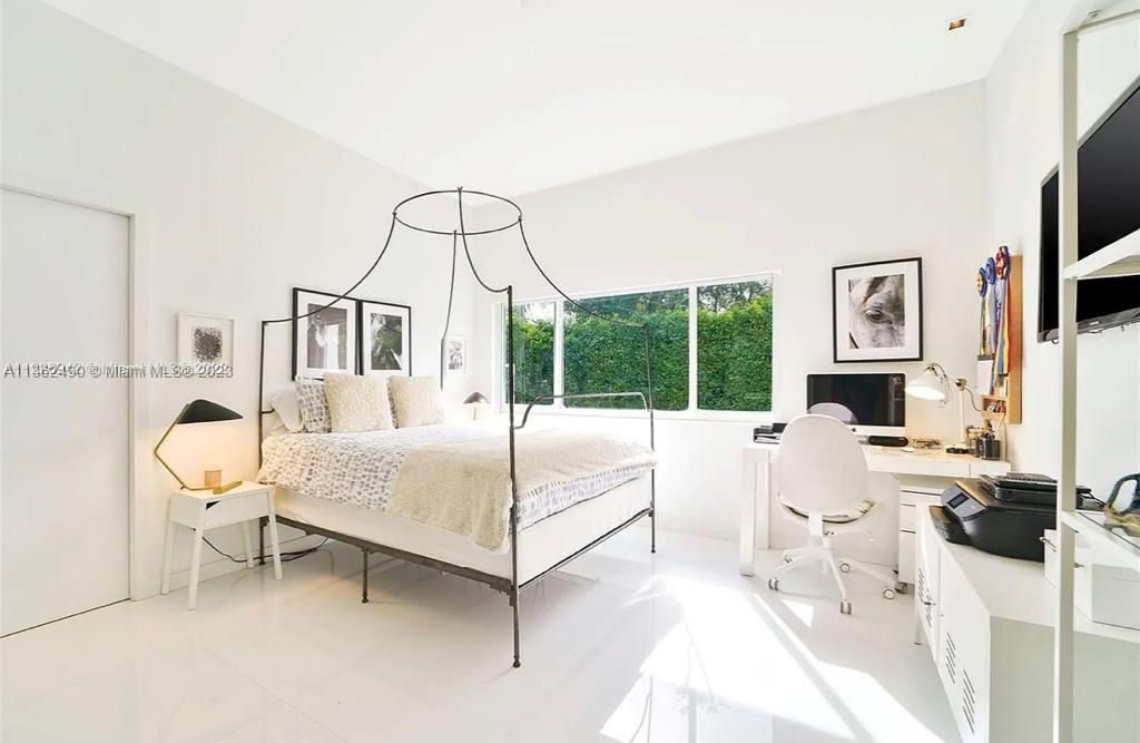 Recently Sold: $3,499,000 (4 beds, 3 baths, 2689 Square Feet)