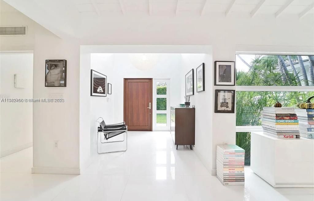 Recently Sold: $3,499,000 (4 beds, 3 baths, 2689 Square Feet)