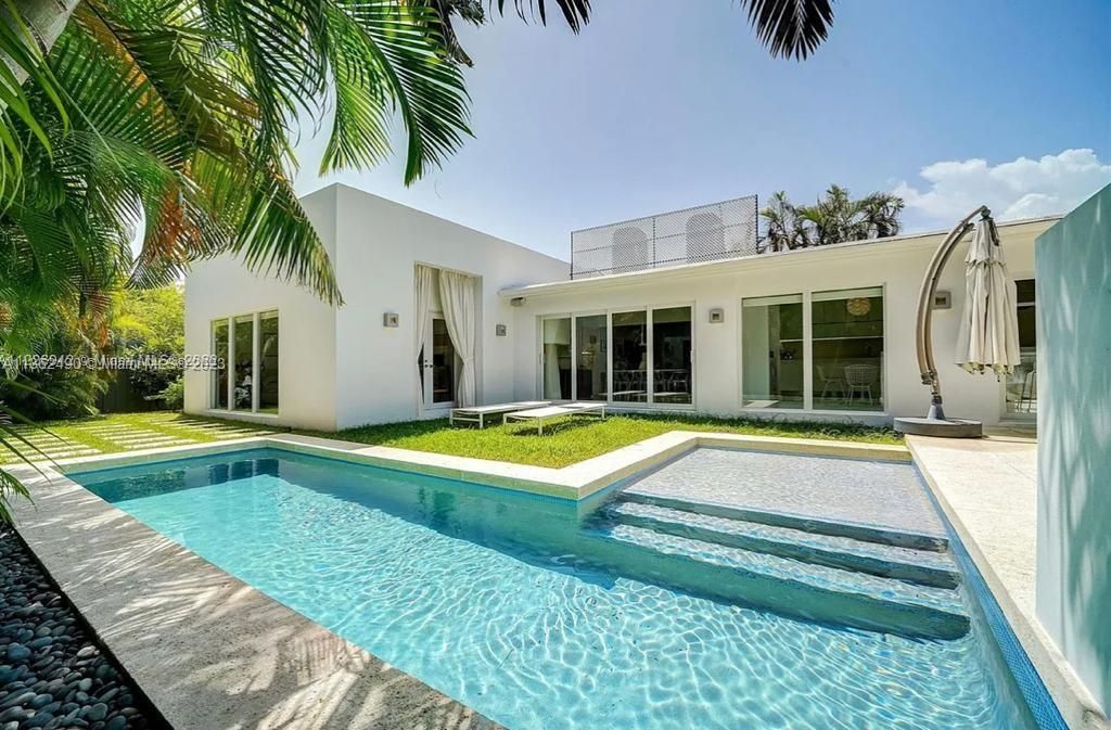 Recently Sold: $3,499,000 (4 beds, 3 baths, 2689 Square Feet)