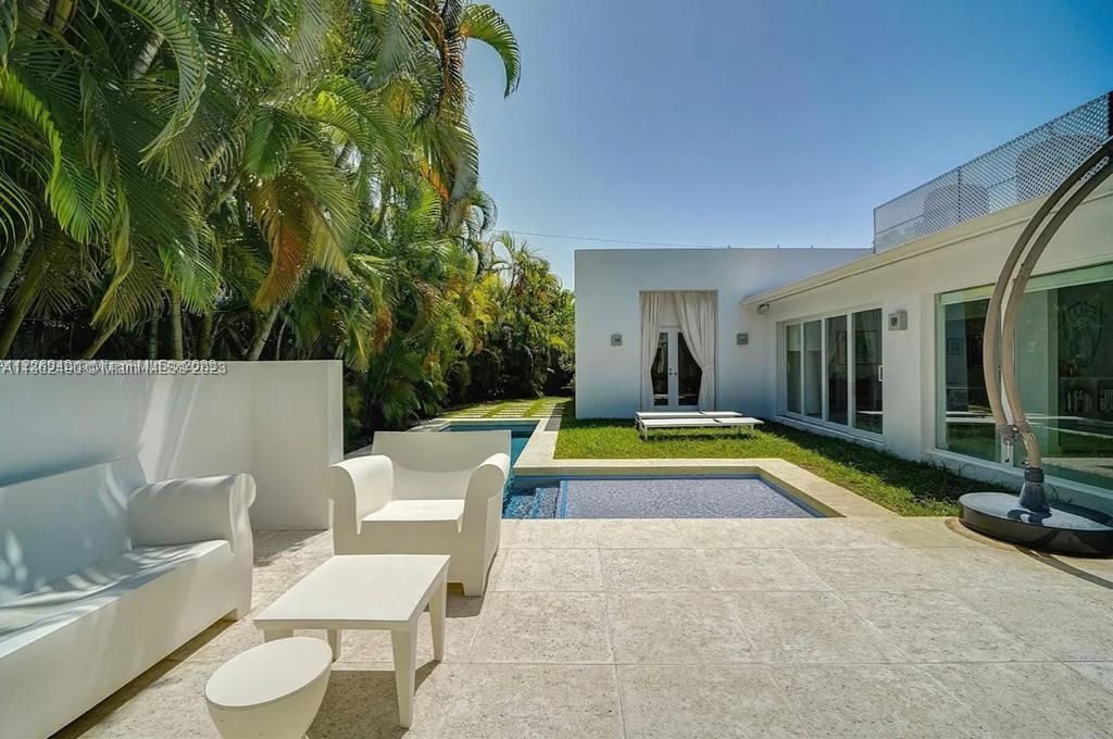 Recently Sold: $3,499,000 (4 beds, 3 baths, 2689 Square Feet)