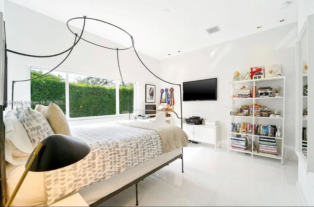 Recently Sold: $3,499,000 (4 beds, 3 baths, 2689 Square Feet)