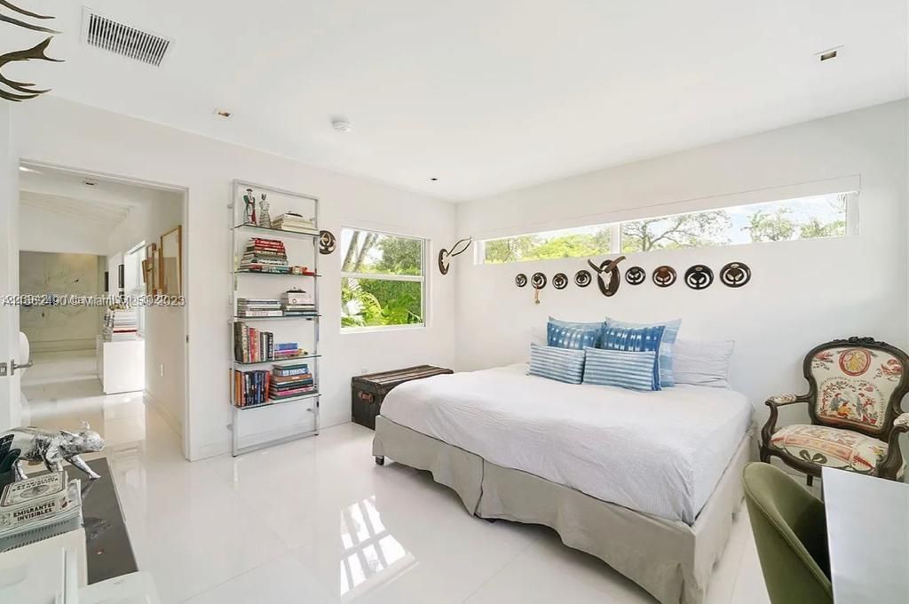 Recently Sold: $3,499,000 (4 beds, 3 baths, 2689 Square Feet)