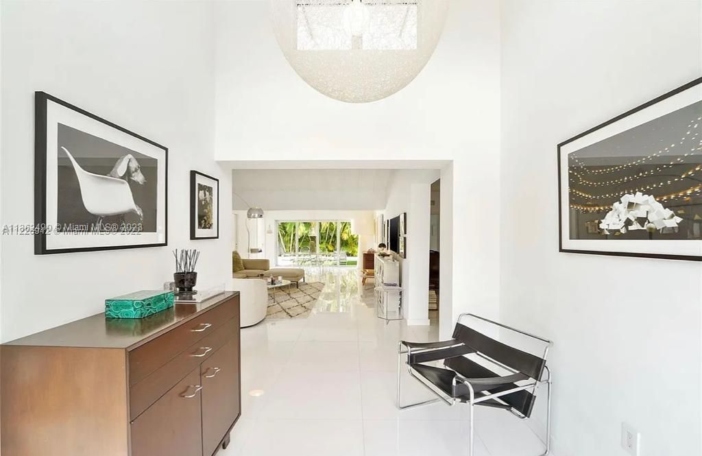 Recently Sold: $3,499,000 (4 beds, 3 baths, 2689 Square Feet)