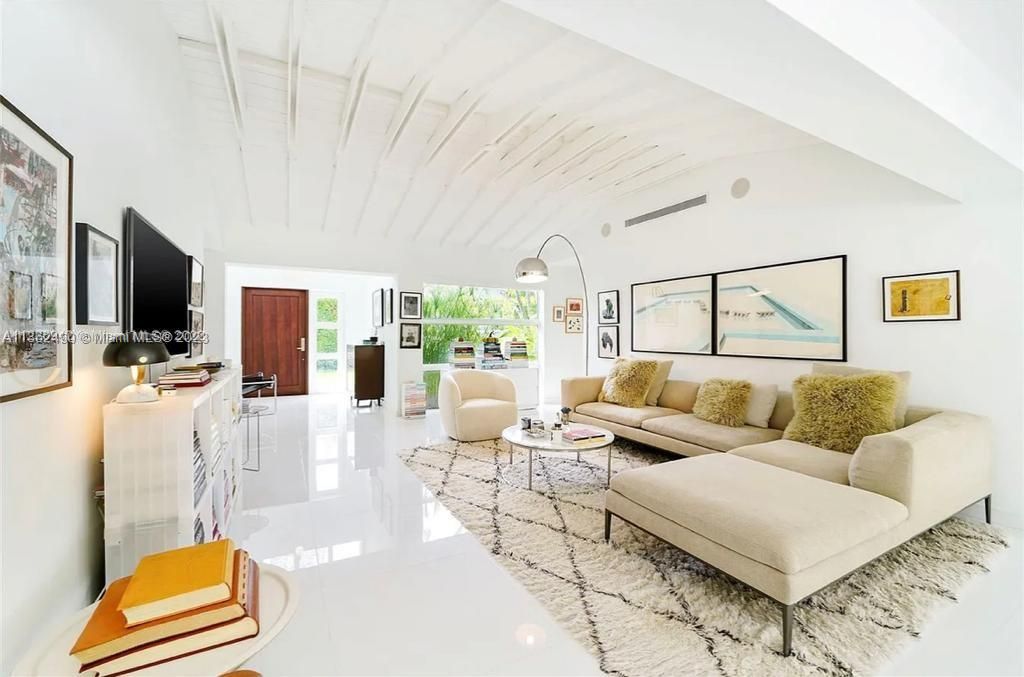 Recently Sold: $3,499,000 (4 beds, 3 baths, 2689 Square Feet)