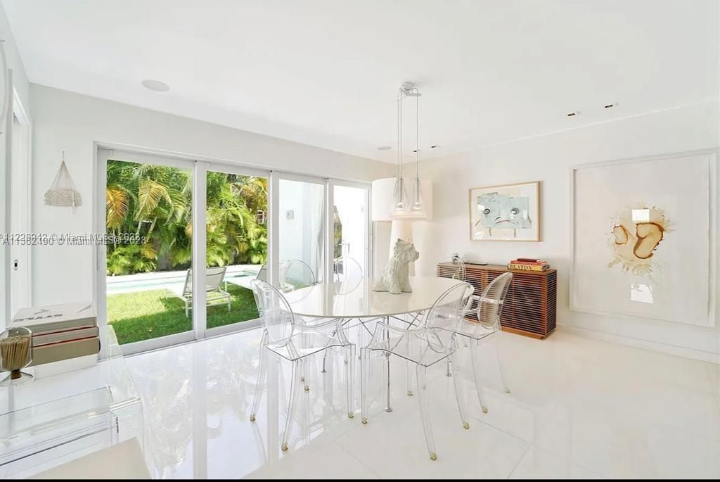 Recently Sold: $3,499,000 (4 beds, 3 baths, 2689 Square Feet)