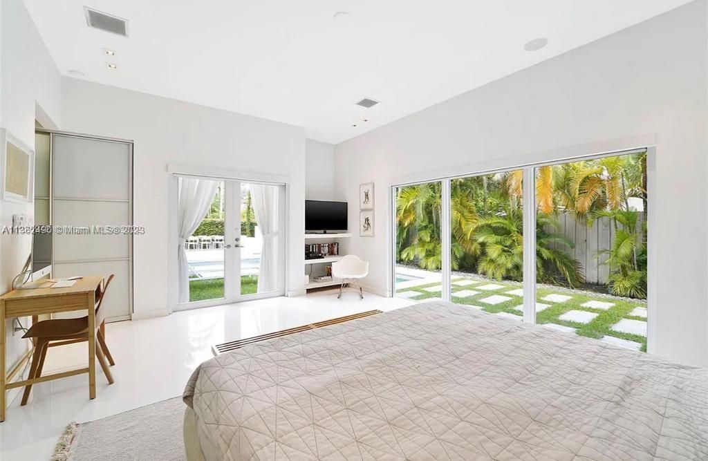 Recently Sold: $3,499,000 (4 beds, 3 baths, 2689 Square Feet)