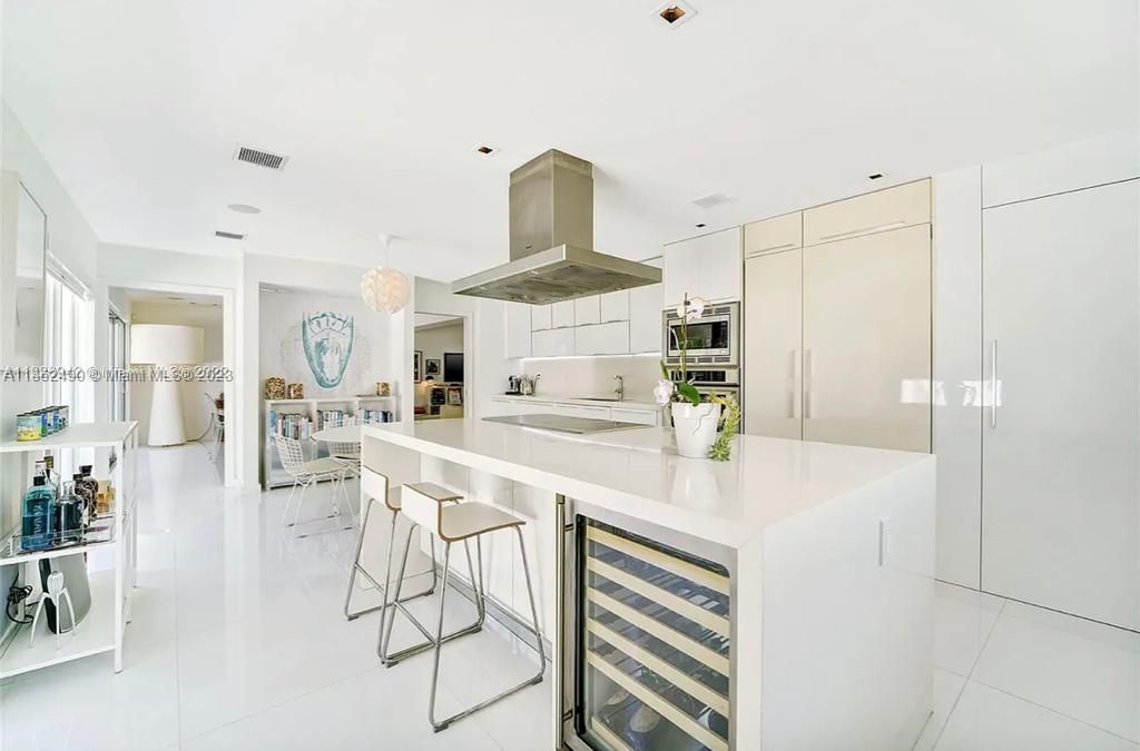 Recently Sold: $3,499,000 (4 beds, 3 baths, 2689 Square Feet)