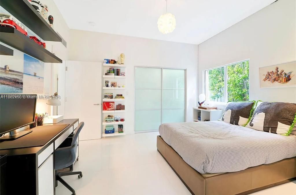 Recently Sold: $3,499,000 (4 beds, 3 baths, 2689 Square Feet)