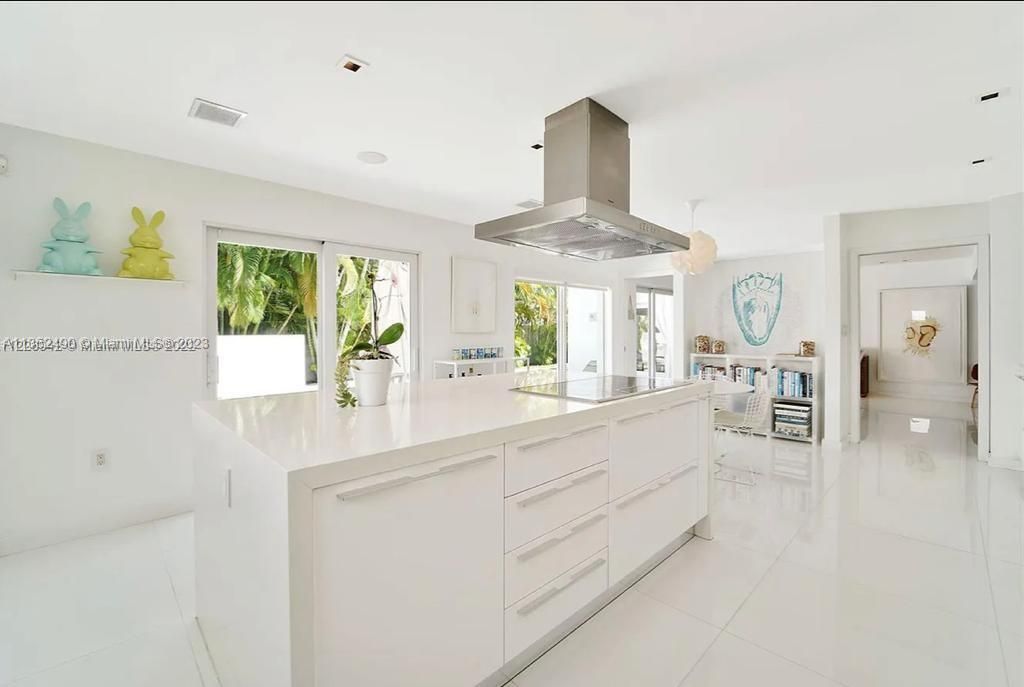 Recently Sold: $3,499,000 (4 beds, 3 baths, 2689 Square Feet)