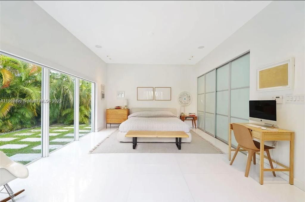 Recently Sold: $3,499,000 (4 beds, 3 baths, 2689 Square Feet)