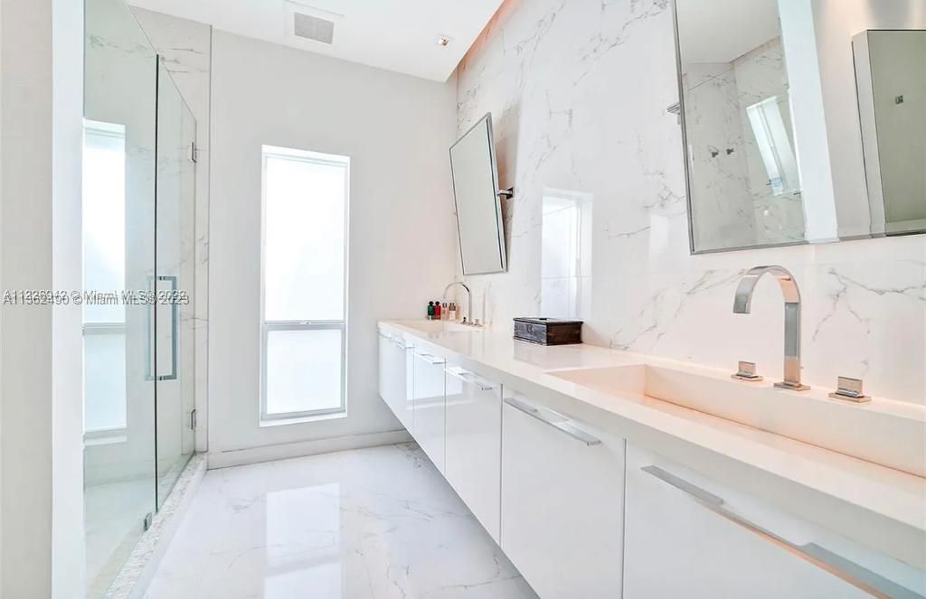 Recently Sold: $3,499,000 (4 beds, 3 baths, 2689 Square Feet)