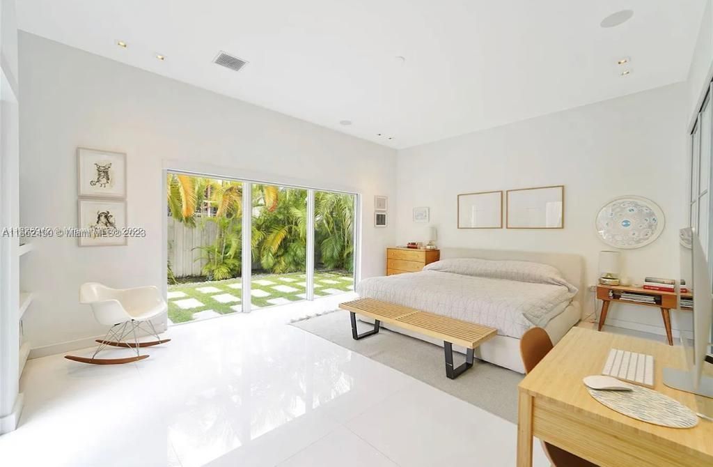 Recently Sold: $3,499,000 (4 beds, 3 baths, 2689 Square Feet)