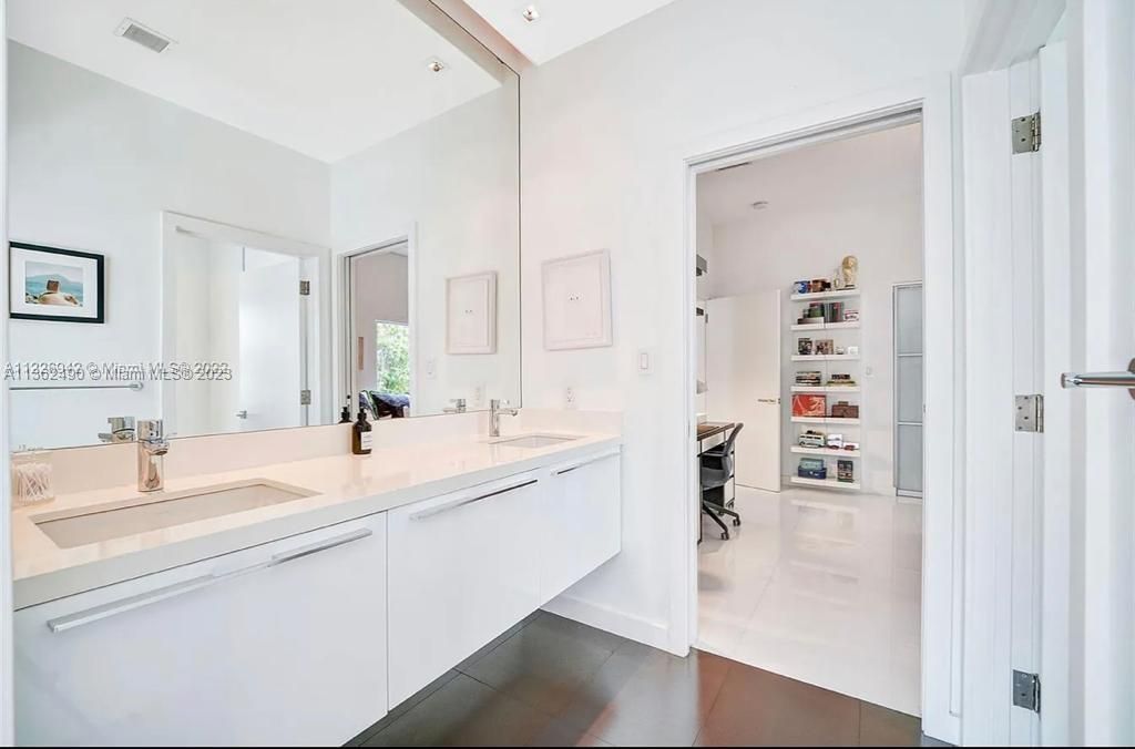 Recently Sold: $3,499,000 (4 beds, 3 baths, 2689 Square Feet)