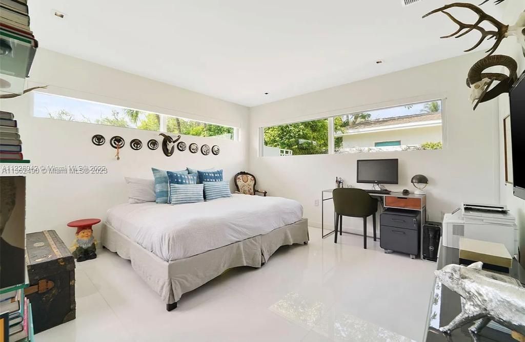 Recently Sold: $3,499,000 (4 beds, 3 baths, 2689 Square Feet)