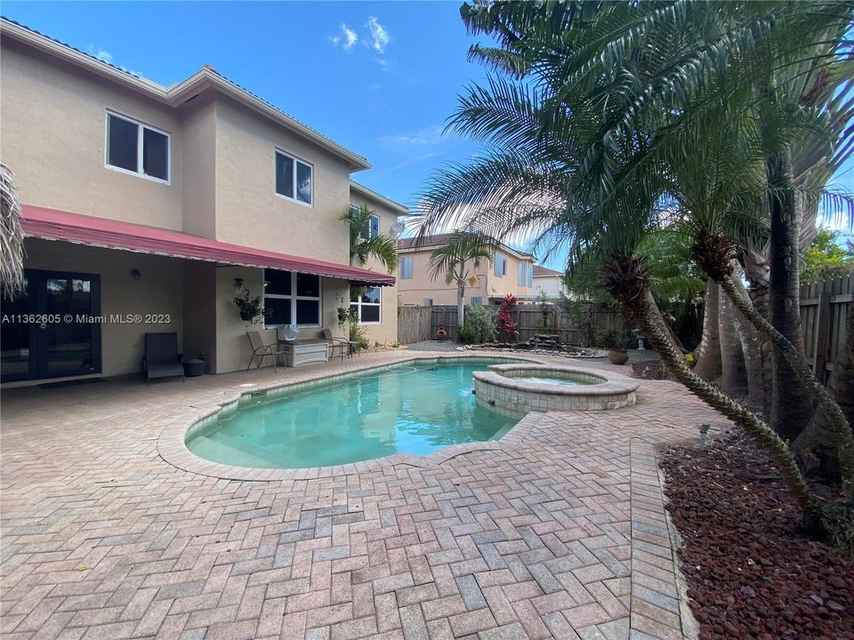 Recently Sold: $649,000 (4 beds, 3 baths, 2574 Square Feet)