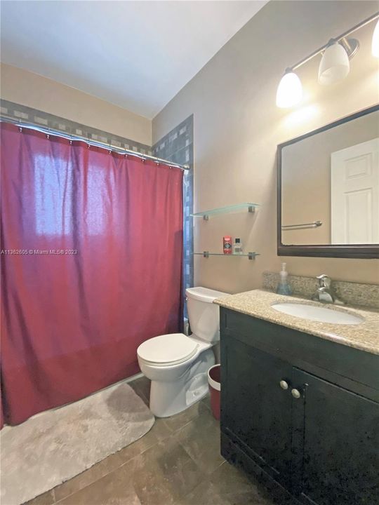 最近售出: $649,000 (4 贝兹, 3 浴室, 2574 平方英尺)