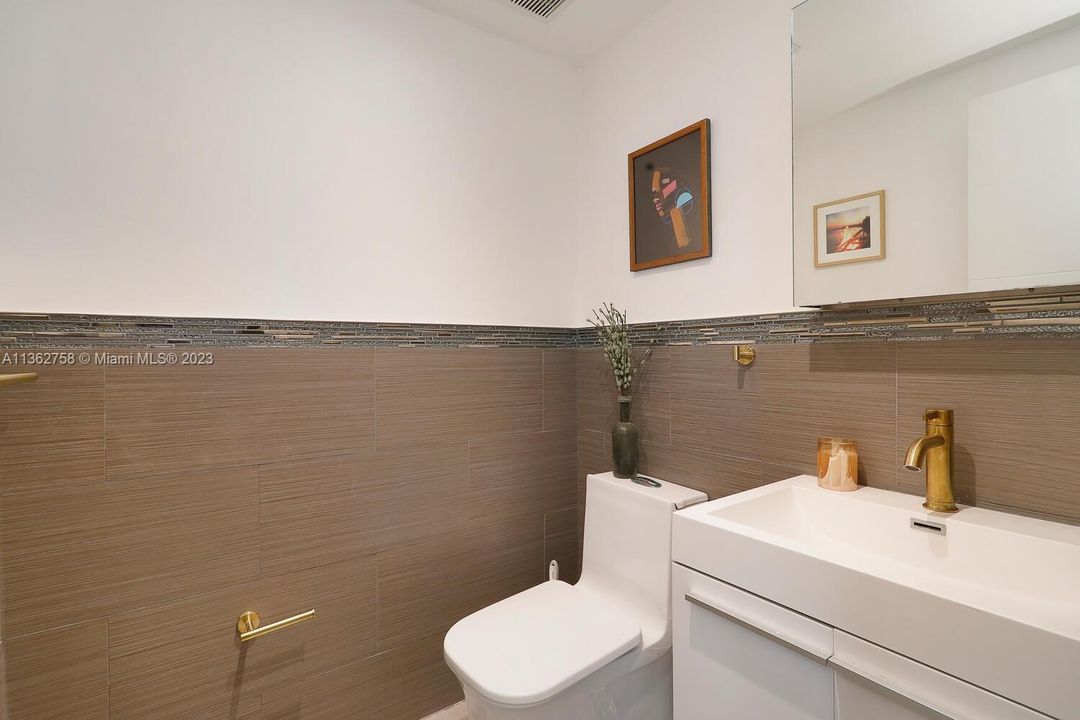 最近售出: $675,000 (2 贝兹, 1 浴室, 1141 平方英尺)