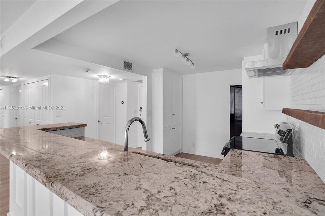 Recently Sold: $930,000 (3 beds, 2 baths, 2012 Square Feet)