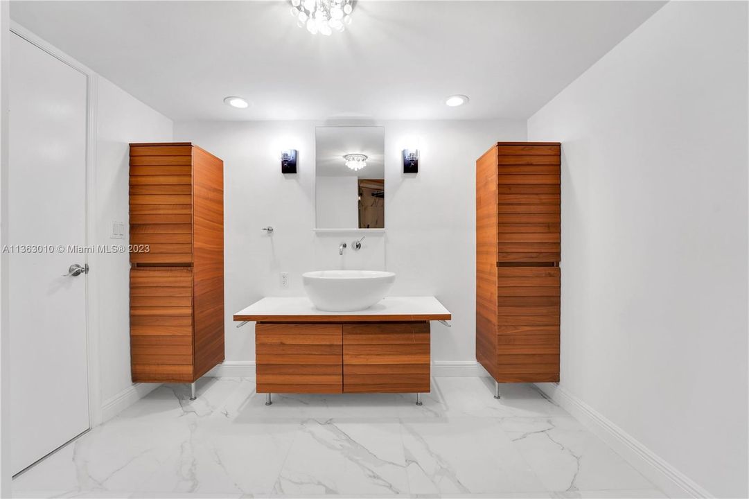 最近售出: $930,000 (3 贝兹, 2 浴室, 2012 平方英尺)