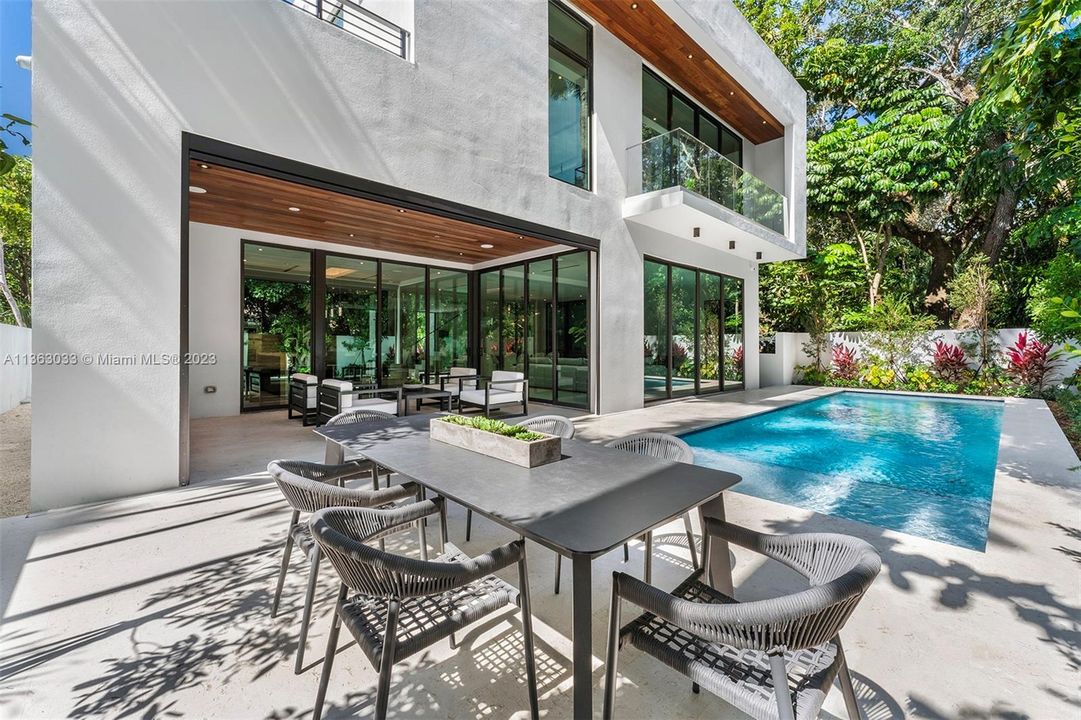 Recently Sold: $5,250,000 (5 beds, 4 baths, 4050 Square Feet)