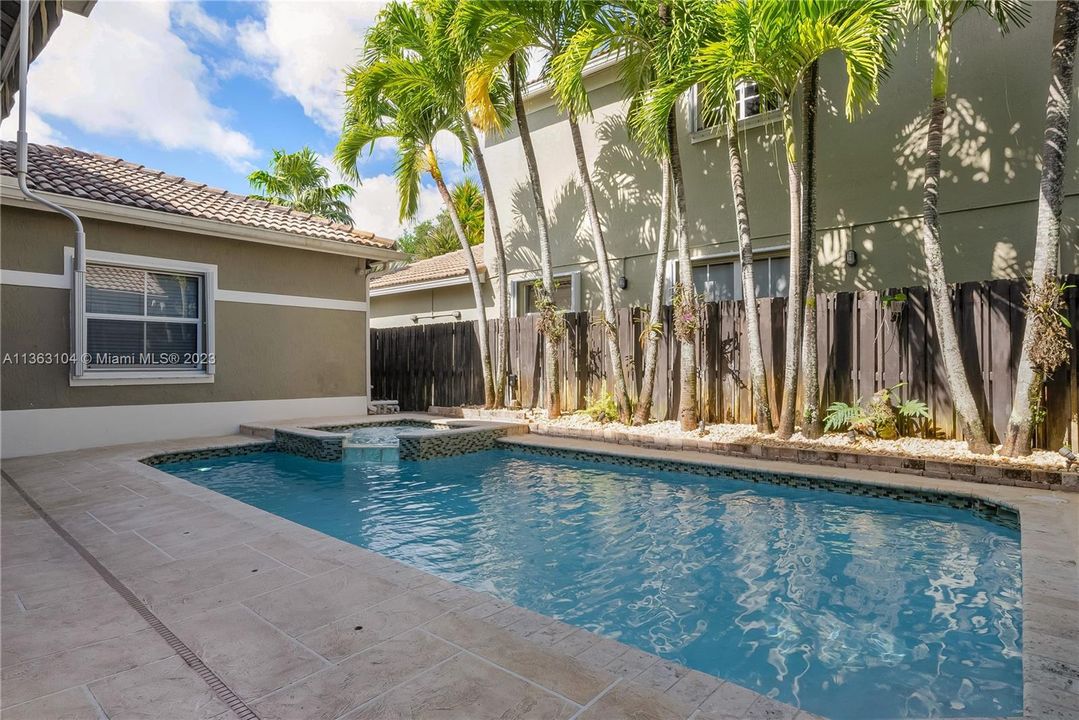 Recently Sold: $900,000 (4 beds, 3 baths, 2413 Square Feet)