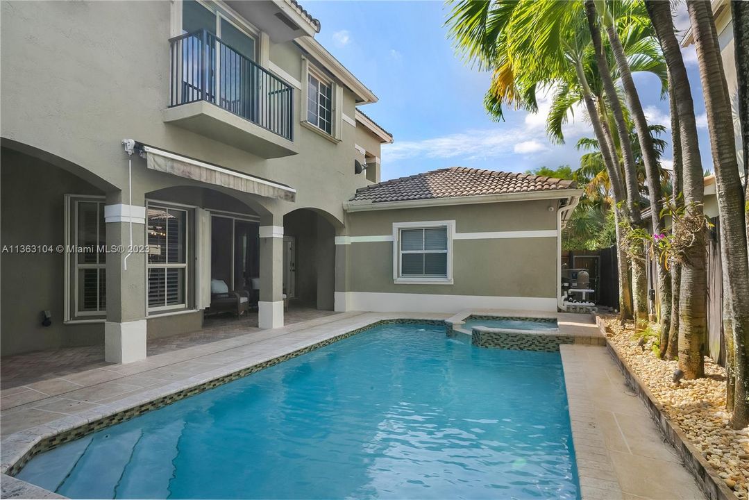 Recently Sold: $900,000 (4 beds, 3 baths, 2413 Square Feet)