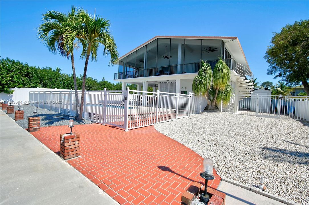 Recently Sold: $1,999,999 (2 beds, 2 baths, 1944 Square Feet)