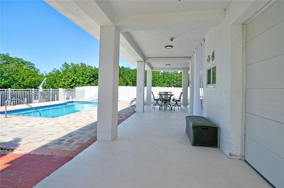 Recently Sold: $1,999,999 (2 beds, 2 baths, 1944 Square Feet)