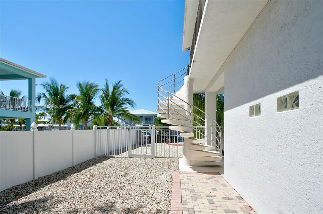 Recently Sold: $1,999,999 (2 beds, 2 baths, 1944 Square Feet)