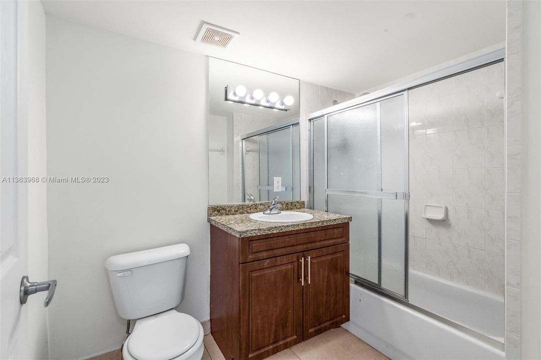 最近售出: $260,000 (2 贝兹, 2 浴室, 965 平方英尺)
