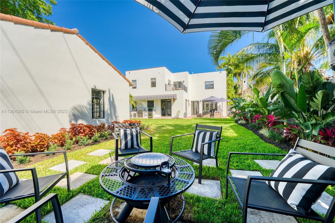 Recently Sold: $4,295,000 (6 beds, 6 baths, 4311 Square Feet)