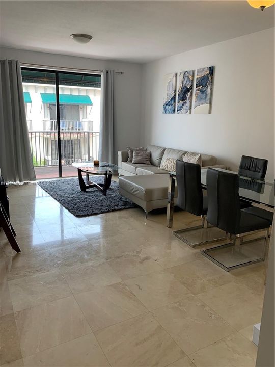 最近租的: $2,300 (1 贝兹, 1 浴室, 756 平方英尺)