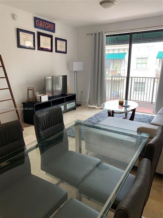 最近租的: $2,300 (1 贝兹, 1 浴室, 756 平方英尺)